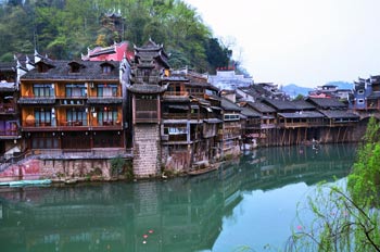  張家界國家森林公園、黃龍洞、鳳凰古城九景三晚四日游